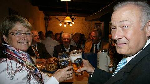 Erste Annährungsversuche an die Tracht: Marga Beckstein im Fransentuch mit ihrem Mann.