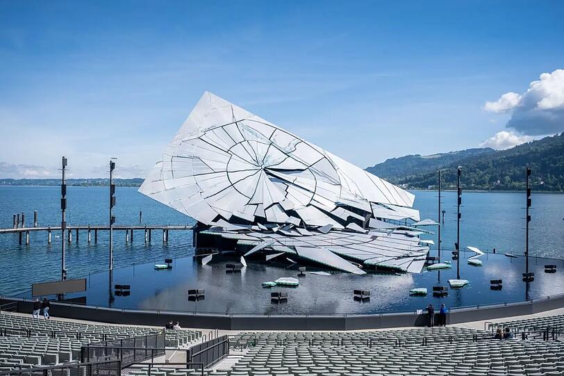 Die Seebühne Bregenz 2026 mit einem spektakulären Bühnenbild zu "La Traviata". Ein Riesenspiegel zerfällt in Scherben. Die Seebühne Bregenz 2026 mit einem spektakulären Bühnenbild zu "La Traviata". Ein Riesenspiegel zerfällt in Scherben.