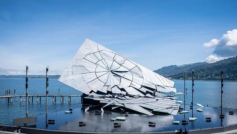 Die Seebühne Bregenz 2026 mit einem spektakulären Bühnenbild zu "La Traviata". Ein Riesenspiegel zerfällt in Scherben. Die Seebühne Bregenz 2026 mit einem spektakulären Bühnenbild zu "La Traviata". Ein Riesenspiegel zerfällt in Scherben.