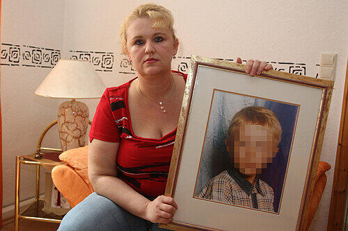 Nur sein Foto kann Adrians Mutter derzeit in den Arm nehmen. Ihr Sohn, der mehrfach am Steuer geklauter Busse erwischt worden war, muss mit einer Gefängnisstrafe für seine unbezähmbare Leidenschaft büßen.