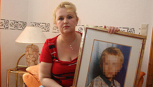 Nur sein Foto kann Adrians Mutter derzeit in den Arm nehmen. Ihr Sohn, der mehrfach am Steuer geklauter Busse erwischt worden war, muss mit einer Gefängnisstrafe für seine unbezähmbare Leidenschaft büßen. Nur sein Foto kann Adrians Mutter derzeit in den Arm nehmen. Ihr Sohn, der mehrfach am Steuer geklauter Busse erwischt worden war, muss mit einer Gefängnisstrafe für seine unbezähmbare Leidenschaft büßen.
