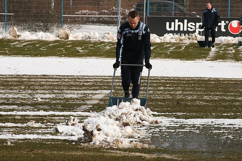 Tauwetter bei den Löwen: Am Donnerstag mussten die Sechzger an die Schneeschippe, bevor es ins Training ging. Schaufeln für den Erfolg - die Bilder von der Grünwalder.