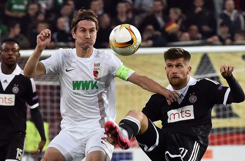 Augsburgs Paul Verhaegh (l) und Alen Stevanovic von Belgrad kämpfen um den Ball.
