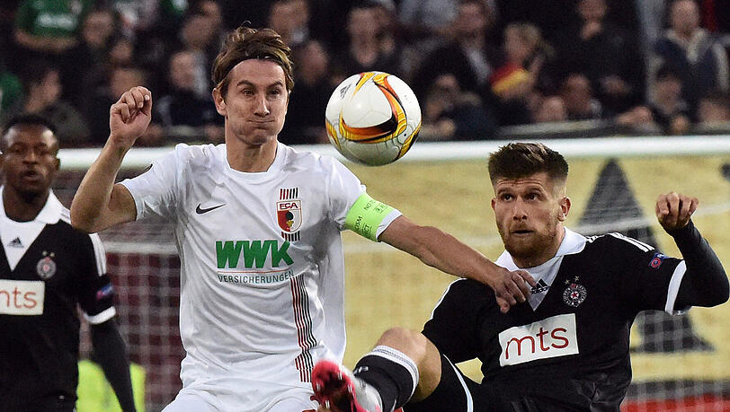Augsburgs Paul Verhaegh (l) und Alen Stevanovic von Belgrad kämpfen um den Ball. Augsburgs Paul Verhaegh (l) und Alen Stevanovic von Belgrad kämpfen um den Ball.