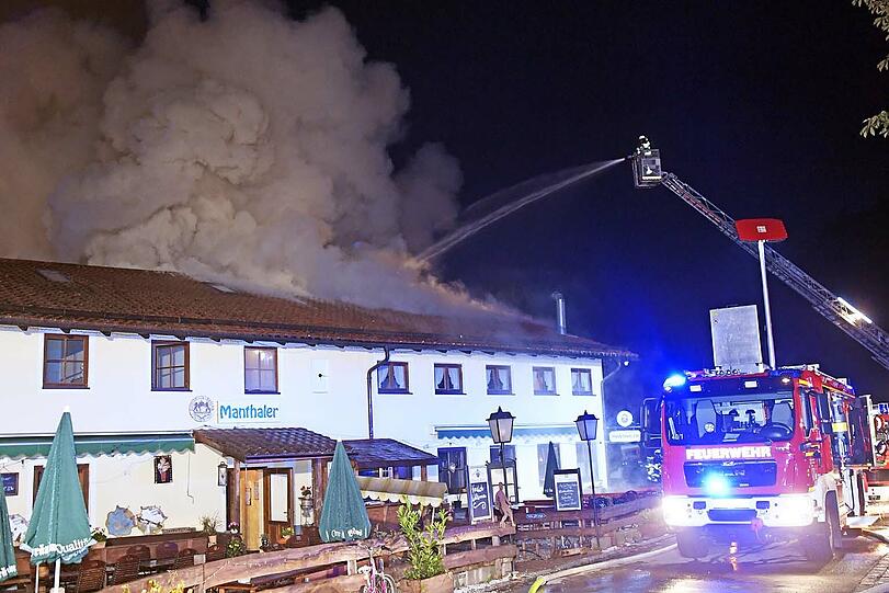 Der Handwerkerhof im Manthal ist in der Nacht auf Sonntag komplett abgebrannt. Die Bilder vom Einsatz.