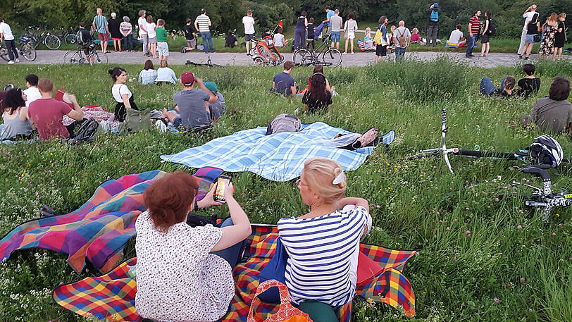 Sommernachtstraum unterm Sternenhimmel: Viele Münchner verfolgten das Spektakel auf dem Olympiaberg.