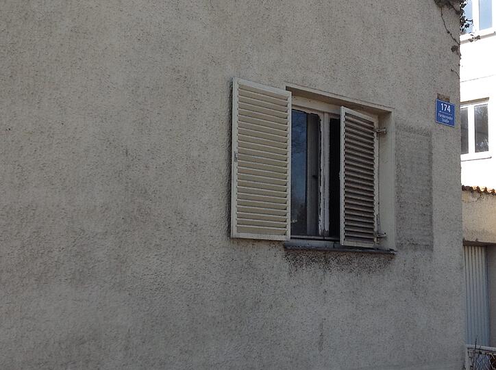 Die Fassaden und Fensterläden sind schwarz von Abgasen - und weil sich lange niemand mehr darum kümmert.