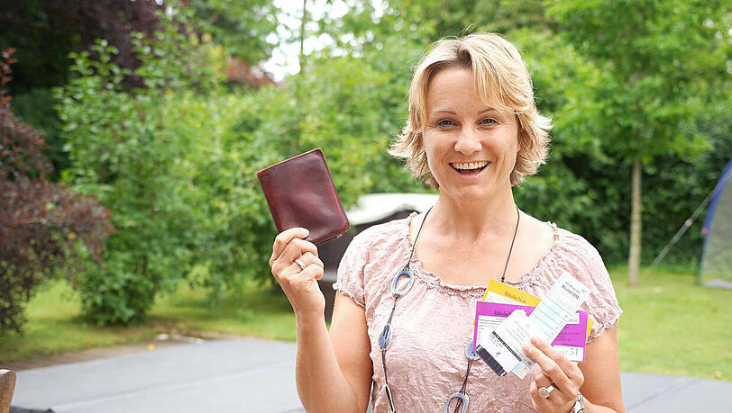 Sabine Laakmann, Marketing-Expertin aus München, hat nach 16 Jahren ihren gestohlenen Geldbeutel wieder zurückbekommen und mit ihm auch eine Menge schöner Erinnerungen. Sabine Laakmann, Marketing-Expertin aus München, hat nach 16 Jahren ihren gestohlenen Geldbeutel wieder zurückbekommen und mit ihm auch eine Menge schöner Erinnerungen.