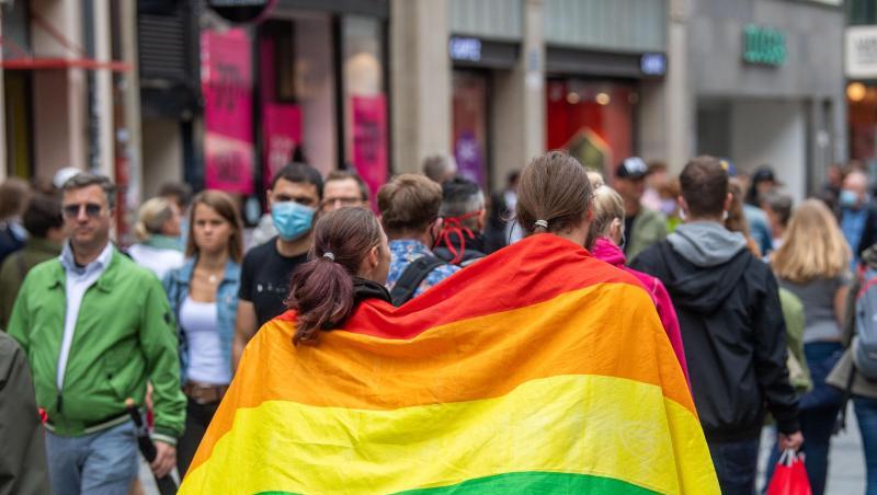 Zwei Frauen laufen umhüllt von einer Pride-Flagge durch die Münchner Innenstadt. Zwei Frauen laufen umhüllt von einer Pride-Flagge durch die Münchner Innenstadt.