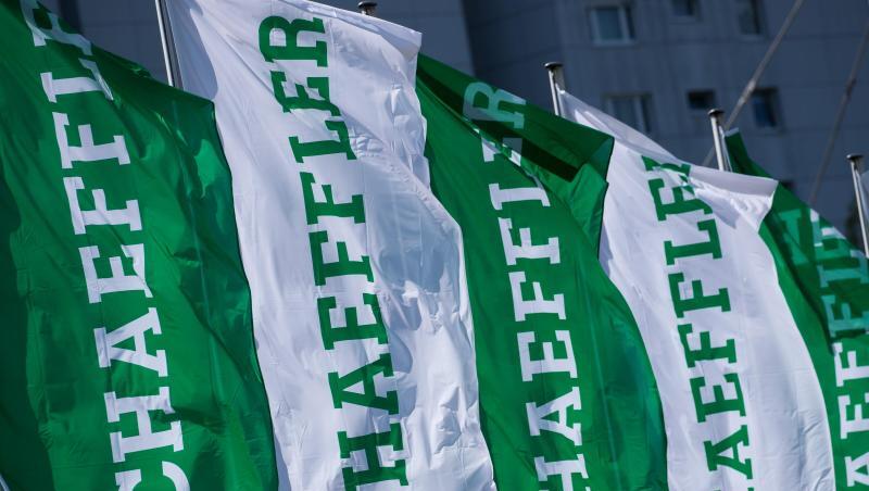 Fahnen mit dem Logo-Schriftzug der Schaeffler AG. Foto: Daniel Karmann/Archivbild Fahnen mit dem Logo-Schriftzug der Schaeffler AG. Foto: Daniel Karmann/Archivbild