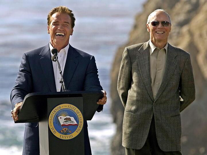 Sie sind Buddies: Clint Eastwood und Arnold Schwarzenegger. Und manchmal laufen sie zusammen Ski.
