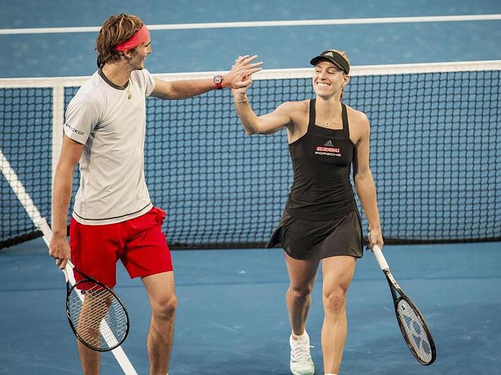 Alexander Zverev (l) und Angelique Kerber klatschen nach dem Sieg im Mixed ab.