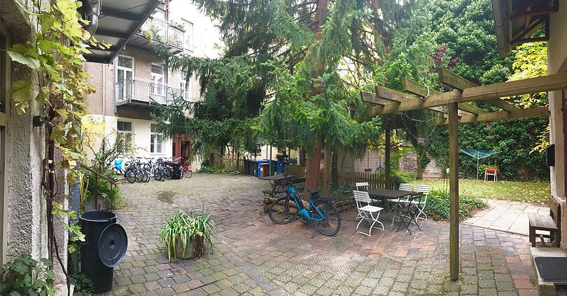 Lauben, Kopfsteinpflaster, Spielplatz: Noch ist hier eine der hübschesten Hinterhofidyllen Schwabings, von der Straße aus nicht einsehbar. Hier will einer der Eigentümer . . .