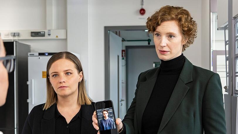 "Tatort: Solange du atmest": Liv Moormann (Jasna Fritzi Bauer, l.) und Linda Selb (Luise Wolfram) ermitteln im Todesfall einer männlichen Leiche.