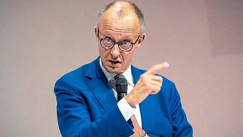 Bundeskanzler Friedrich Merz (CDU) bei einer Tagung des Bundesverbandes der Volks- und Raiffeisenbanken. Dass er und Lars Klingbeil (SPD) mehr Geld für Verteidigung ausgeben wollen, findet der Münchner Ökonom Clemens Fuest richtig.