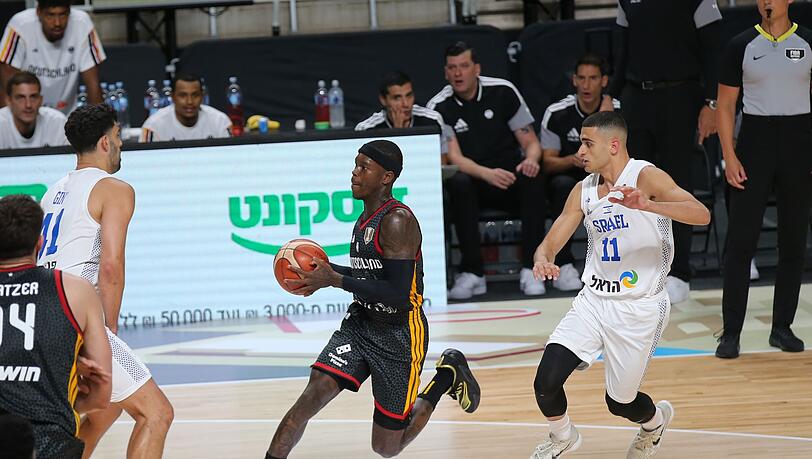 Kapit&auml;n Dennis Schr&ouml;der zieht zum Korb.