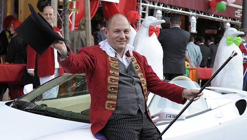Michael Ecker war einst gefeierter Eventkönig in München. In wenigen Wochen wollte er sein glamouröses Comeback feiern, doch nun liegt der 57-Jährige im Krankenhaus. Michael Ecker war einst gefeierter Eventkönig in München. In wenigen Wochen wollte er sein glamouröses Comeback feiern, doch nun liegt der 57-Jährige im Krankenhaus.