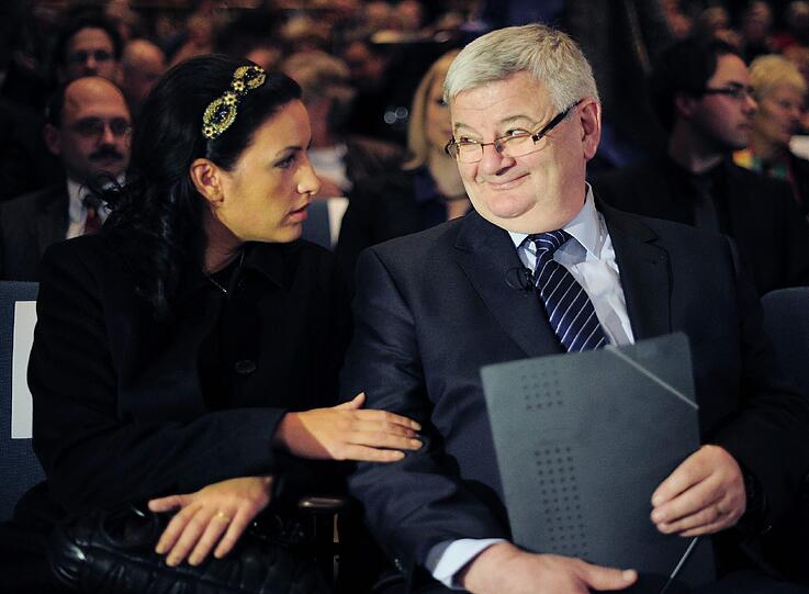 Nach vier gescheiterten Ehen hat ex-Außenminister Joschka Fischer mit Minu Barati-Fischer sein spätes Glück entdeckt. Seit 2008 sind beide verheiratet.