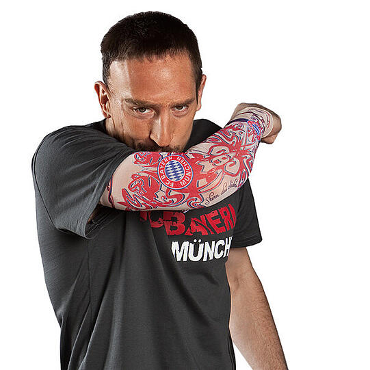 Frank Ribery hat ein riesiges FC Bayern Tattoo...