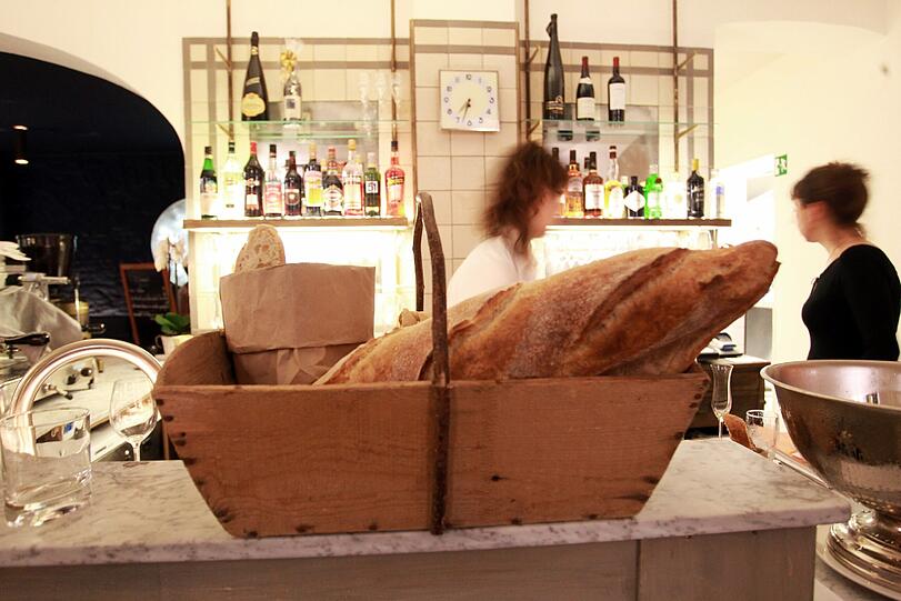 Das selbstgebackene Brot im &bdquo;Marais Soir&ldquo; ist, so banal das klingen mag, ein echter Genuss. Es wird in Papiertüten serviert.