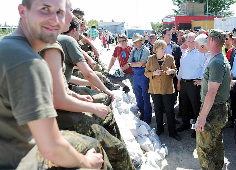 Bundeskanzlerin Angela Merkel (CDU) besucht am einen Hochwasserschwerpunkt an einem Deich aus Sandsäcken in Bitterfeld-Wolfen