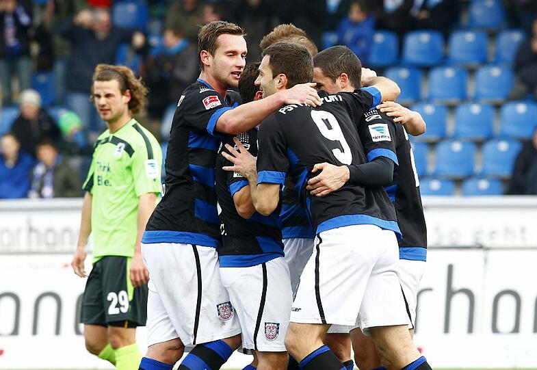YANNICK STARK - NOTE 4 - Wird vor dem 1:0 der Frankfurter von Mitspieler Bülow angeköpft und leitet so unfreiwillig das Tor ein. Ansonsten äußerst unauffällige Rückkehr an seine alte Wirkungsstätte.