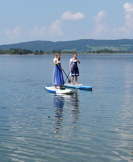 Im Dirndl über den Kachelsee.
