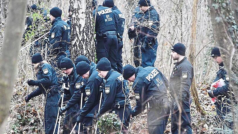 Dezember 2016: In der Nähe von St. Emmeram durchforstet die Polizei das Gebüsch nach Spuren der Vergewaltigung.