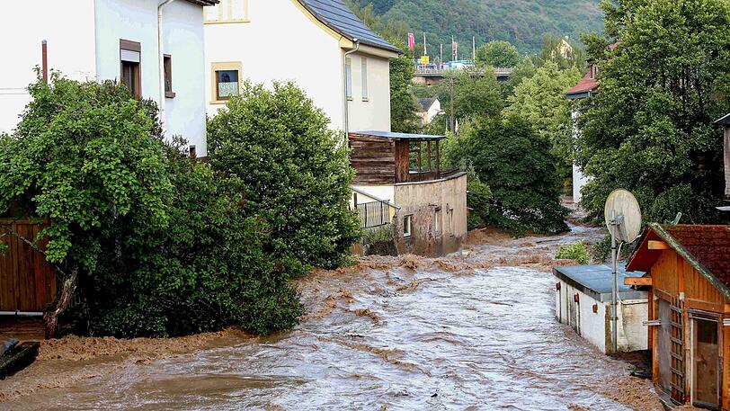 Rheinland-Pfalz, Fischbach: Nach heftigen Regenfällen sind Straßen nach Polizeiangaben teilweise meterhoch überflutet. In der Region wurde Katastrophenalarm ausgelöst. Die Feuerwehr pumpt vollgelaufene Keller aus, eine Landstraße musste gesperrt werden.