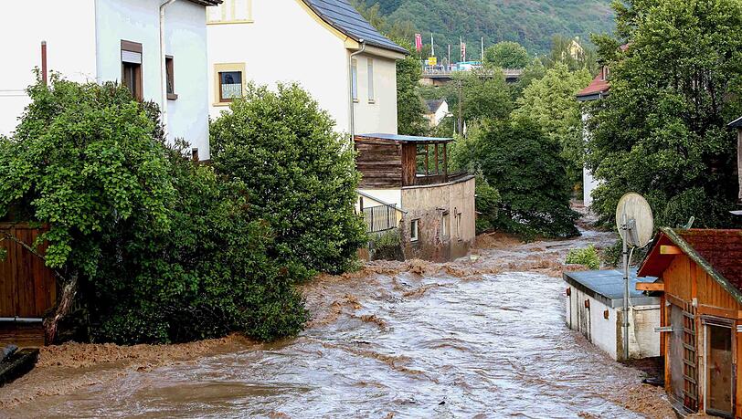Rheinland-Pfalz, Fischbach: Nach heftigen Regenfällen sind Straßen nach Polizeiangaben teilweise meterhoch überflutet. In der Region wurde Katastrophenalarm ausgelöst. Die Feuerwehr pumpt vollgelaufene Keller aus, eine Landstraße musste gesperrt werden. Rheinland-Pfalz, Fischbach: Nach heftigen Regenfällen sind Straßen nach Polizeiangaben teilweise meterhoch überflutet. In der Region wurde Katastrophenalarm ausgelöst. Die Feuerwehr pumpt vollgelaufene Keller aus, eine Landstraße musste gesperrt werden.