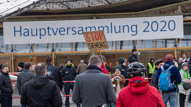 Begleitet von Protesten hat in München die Jahreshauptversammlung von Siemens begonnen.
