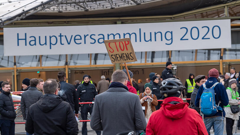 Begleitet von Protesten hat in München die Jahreshauptversammlung von Siemens begonnen.