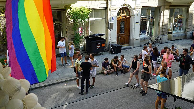 Laut, bunt und vor allem schwul: Das Hans-Sachs-Straßenfest zieht knapp 10.000 Menschen aus München und der queeren Szene an.
