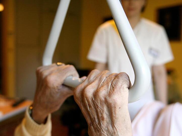 In der Alten- und Krankenpflege sind rund 1,6 Millionen Menschen beschäftigt, fast 40.000 Stellen sind unbesetzt.