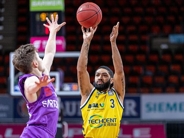 Bennet Hundt aus Göttingen und Peyton Siva (r) von Alba Berlin in Aktion. Foto: Tilo Wiedensohler/camera4/BBL/Pool/dpa/Archivbild