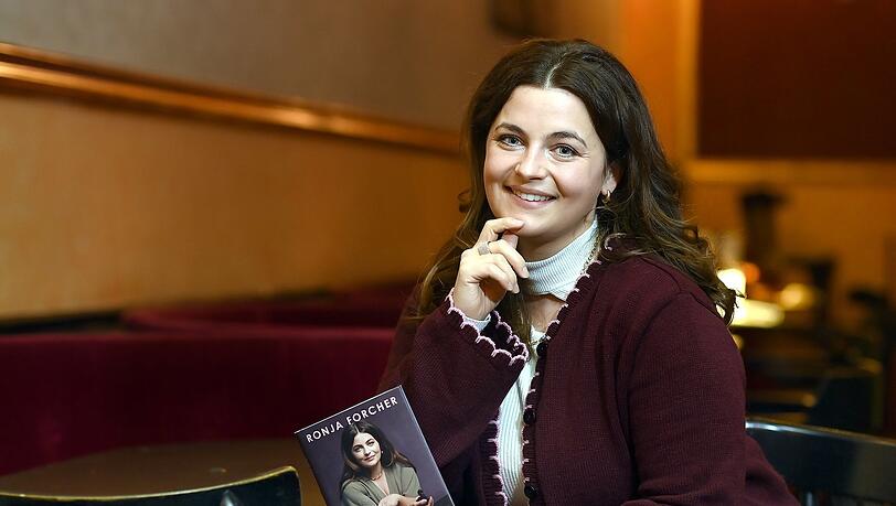 Ronja Forcher mit ihrem Buch "Für immer an meiner Seite".