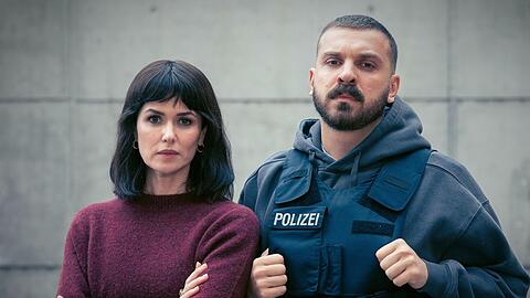"Tatort: Dunkelheit": Maryam Azadi (Melika Foroutan, l.) und Hamza Kulina (Edin Hasanovic) ermitteln in Frankfurt.