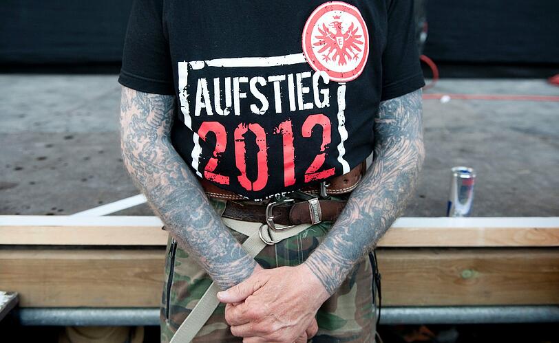 Heiße Rocker, wilde Punks und johlende Fans - auf den beiden Festivals Rock im Park und Rock am Ring feierten über 100.000 Rockfans am Wochenende ihre Lieblingsband. Unter anderem mit dabei: Metallica, Die Toten Hosen, The Ting Tings und Rapper Cro.