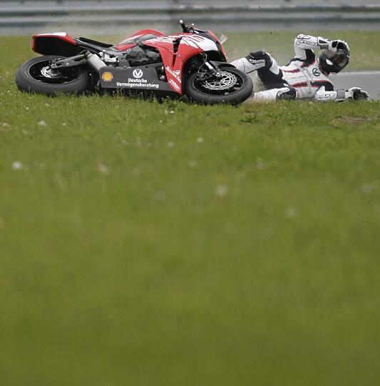 2008: Michael Schumacher rutscht bei der IDM in Oschersleben mit seinem Motorrad von der Piste.