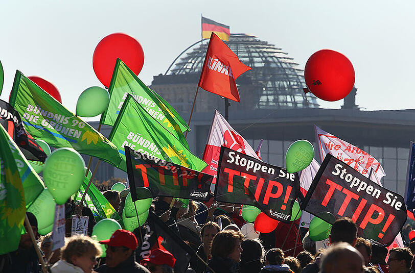 Bilder von der TTIP-Demo in Berlin. Laut Polizei nahmen rund hunderttausend Menschen am Protestmarsch durch die Hauptstadt teil.