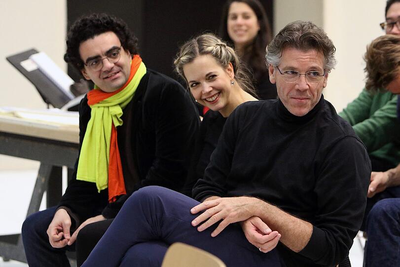 Rolando Villazón, Mojca Erdmann und Thomas Hampson beim Konzeptionsgespräch zu Probenbeginn.