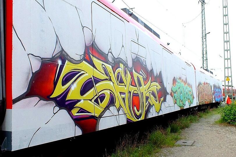 Die Graffiti-Sprayer tarnten sich mit Warnwesten.(Archivbild)