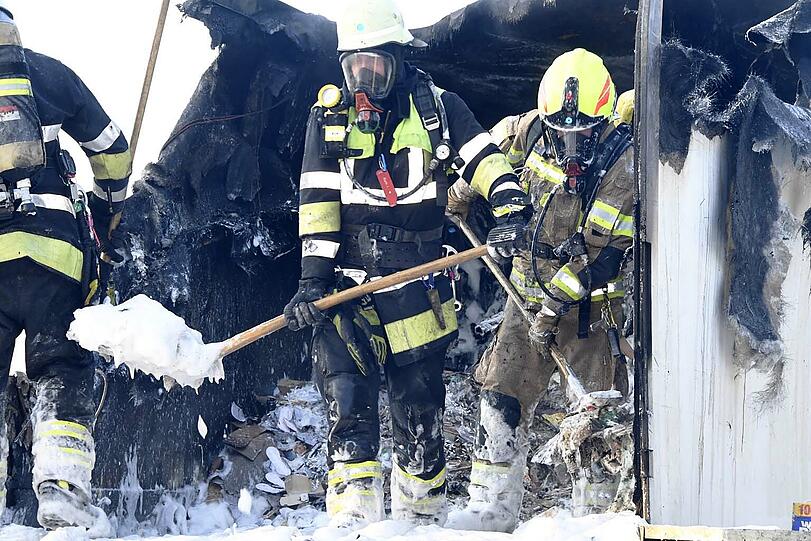 Auf der A9 ist ein Lkw komplett ausgebrannt - er hatte Tiefkühlpizza geladen.