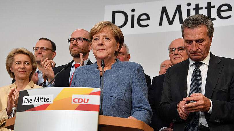 Zufriedene Sieger sehen anders aus: Kanzlerin Angela Merkel mit (v. l.) Verteidigungsministerin Ursula von der Leyen, dem parlamentarischen Staatssekretär Jens Spahn und Generalsekretär
Peter Tauber auf der Bühne in der CDU-Parteizentrale.