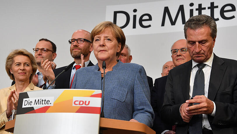 Zufriedene Sieger sehen anders aus: Kanzlerin Angela Merkel mit (v. l.) Verteidigungsministerin Ursula von der Leyen, dem parlamentarischen Staatssekretär Jens Spahn und Generalsekretär
Peter Tauber auf der Bühne in der CDU-Parteizentrale. Zufriedene Sieger sehen anders aus: Kanzlerin Angela Merkel mit (v. l.) Verteidigungsministerin Ursula von der Leyen, dem parlamentarischen Staatssekretär Jens Spahn und Generalsekretär
Peter Tauber auf der Bühne in der CDU-Parteizentrale.