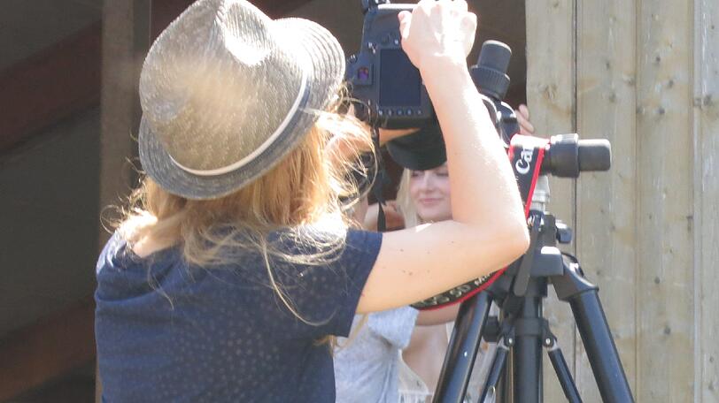 Fotografin ist die in Wien geborene Julia Stix.