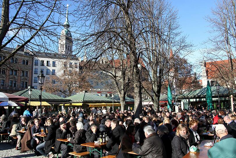 Der Viktualienmarkt und sein Biergarten sind beliebt beim Münchnern und Touristen.
