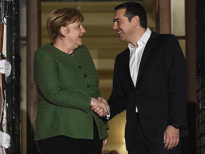 Griechenlands Regierungschef Alexis Tsipras begrüßt Bundeskanzlerin Angela Merkel in Athen.