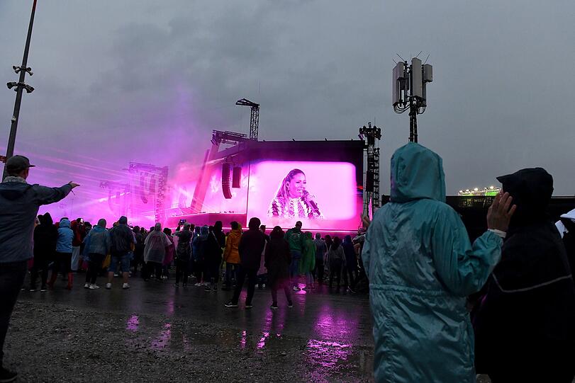 Die Fans in Riem stehen im Regen.