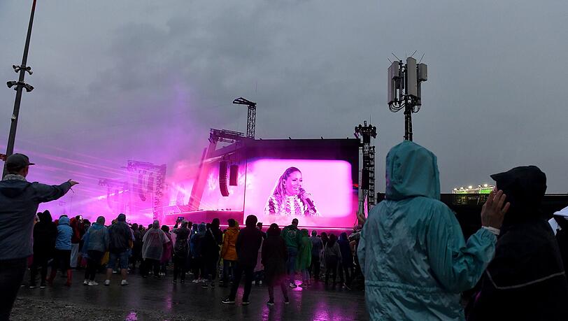 Die Fans in Riem stehen im Regen. Die Fans in Riem stehen im Regen.